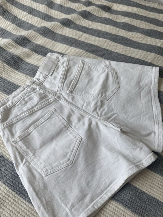 Бели къси джинси