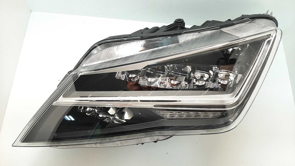НОВ Сеат Толедо 4 лед ксенон ляв фар Seat Toledo 4 led far lyav lqv
