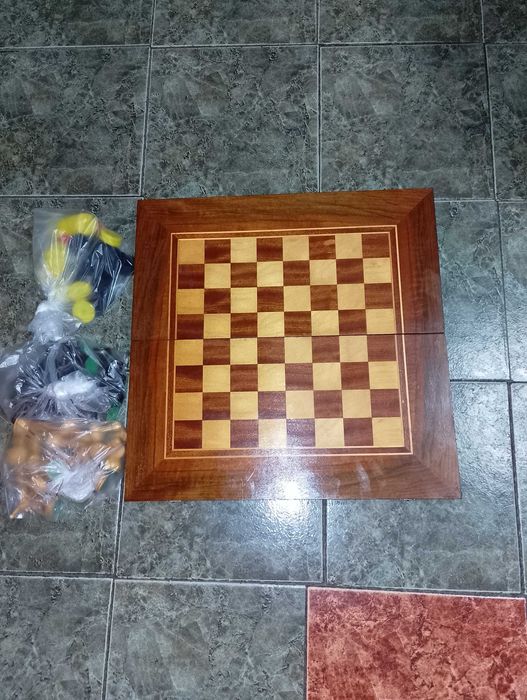 Шах-табла48/48 с дървени фигури и  пулове