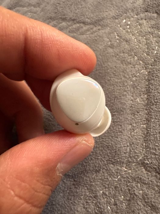 Buds правый белый наушник в идеале.