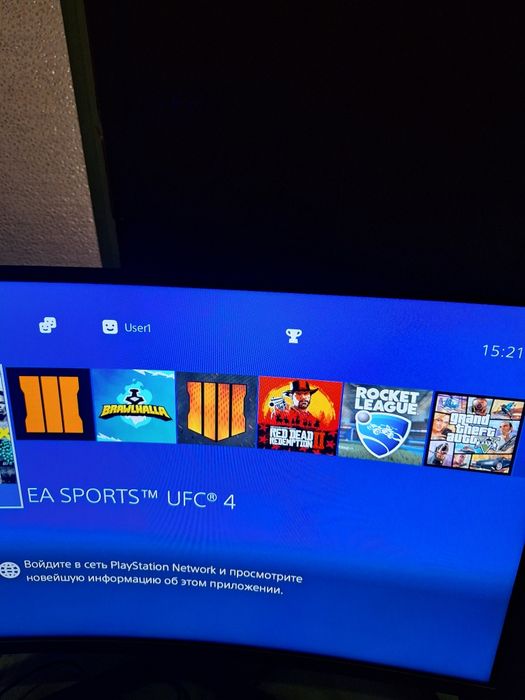 Продаю плейстейшин 4 слим с одним оригинальным  жостиком.