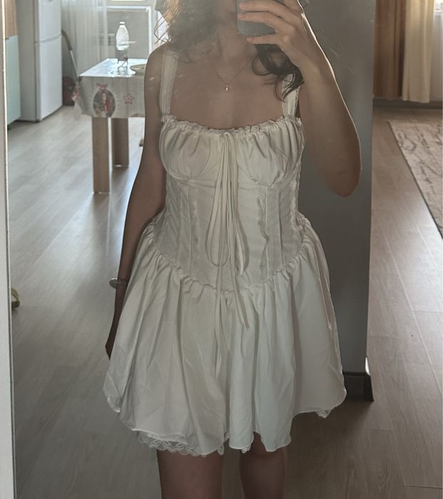 Белое летнее платье