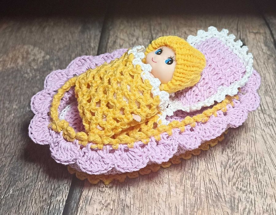 Вязаная колыбелька для куколки (куколка в подарок)