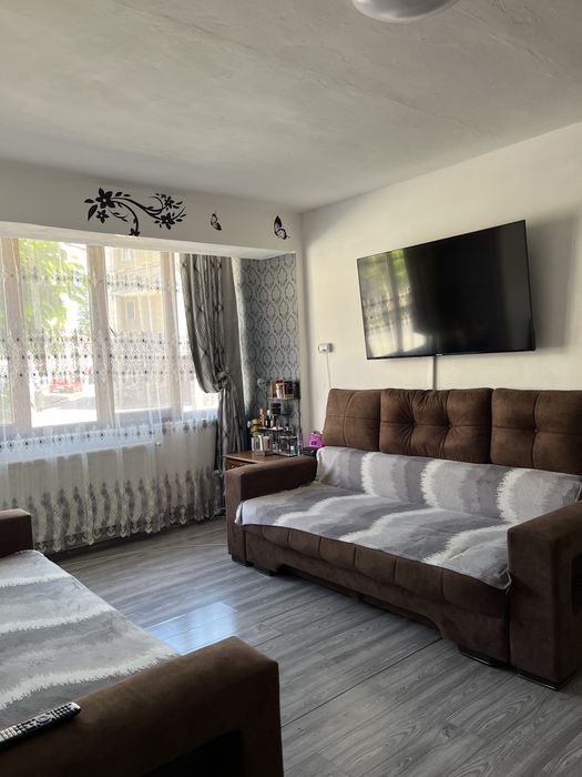 Vand apartament 2 camere bucatrie open-space zona ultra centrala ,parter mp 64 + boxa alimente bloc de caramida dotat cu centrala proprie,termopane
