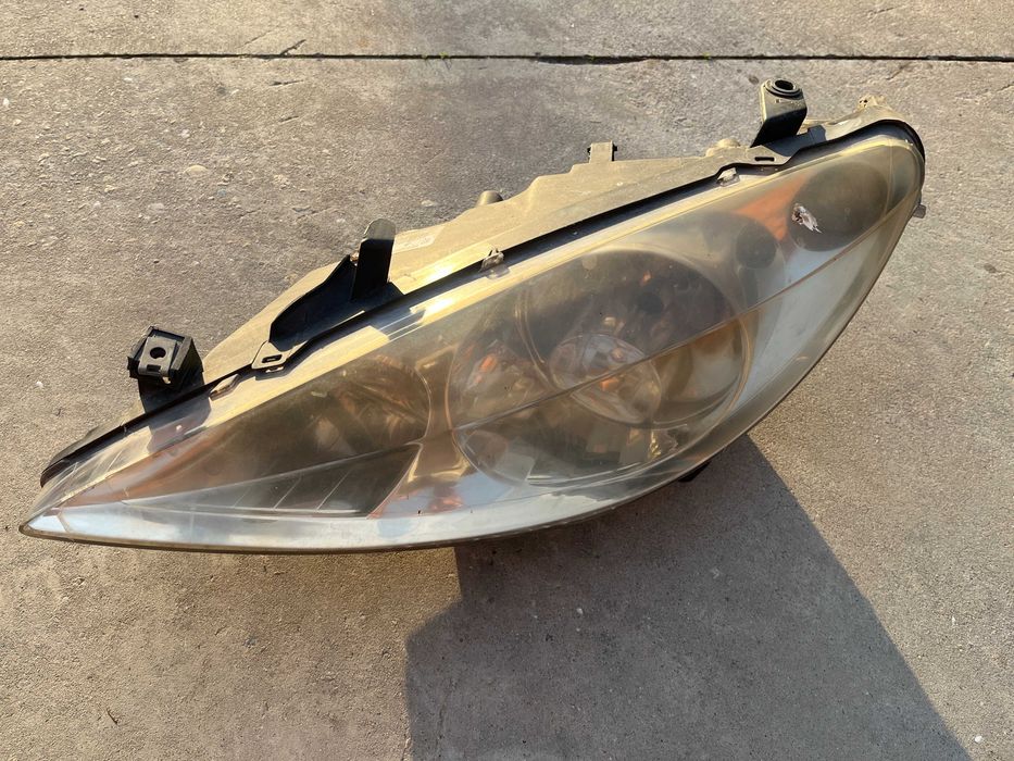 Ляв фар Peugeot 307 пежо оригинален Valeo с халоген