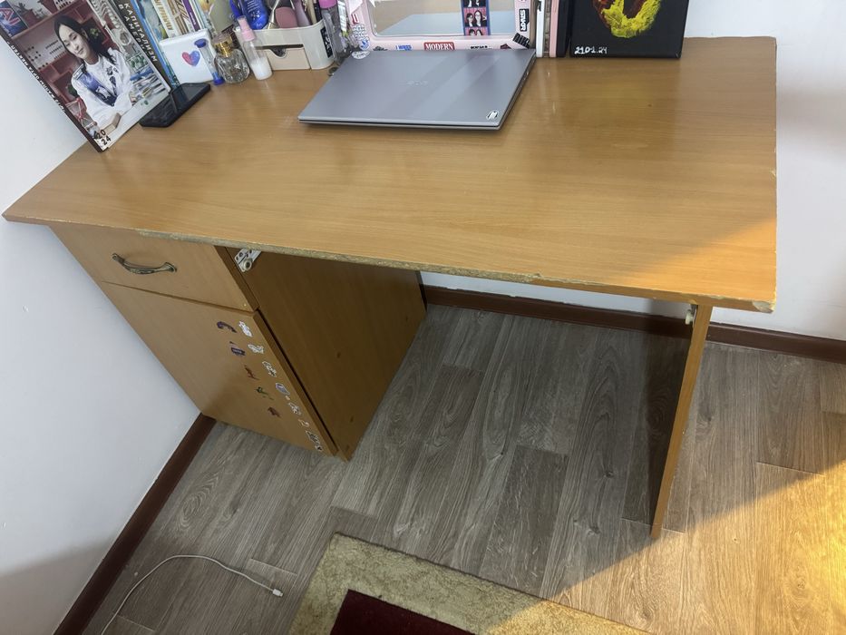 стол робочий……..