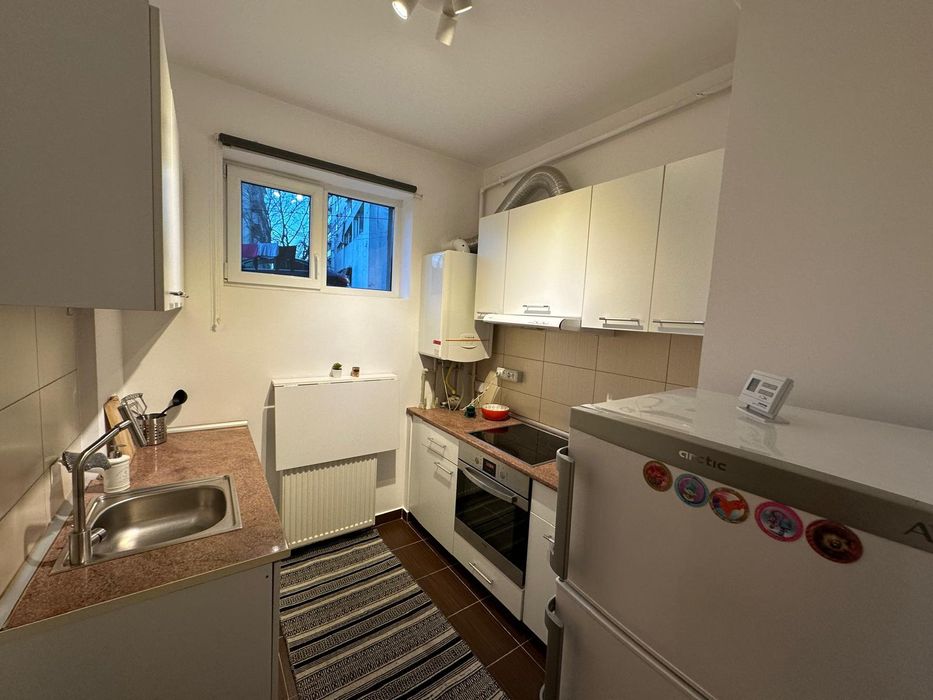 Proprietar Garsoniera, parcare proprie 30 metri de metrou Dimitrie Leo