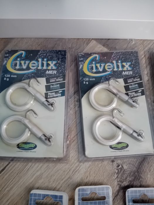 Vând diverse produse pentru pescuit - noi cu eticheta