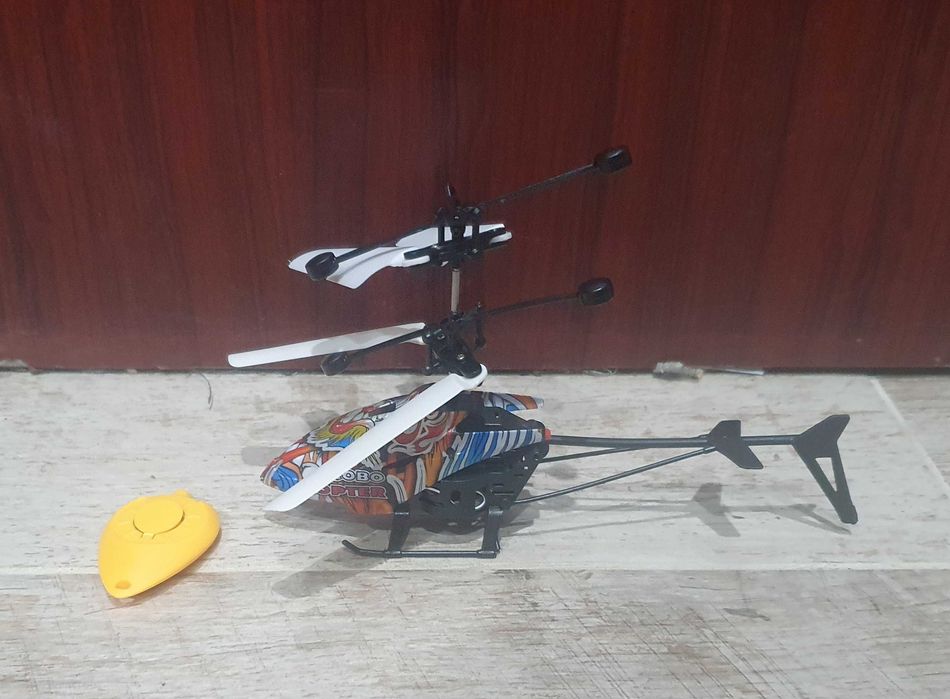 Хеликоптер с дистанционно и сензорно движение