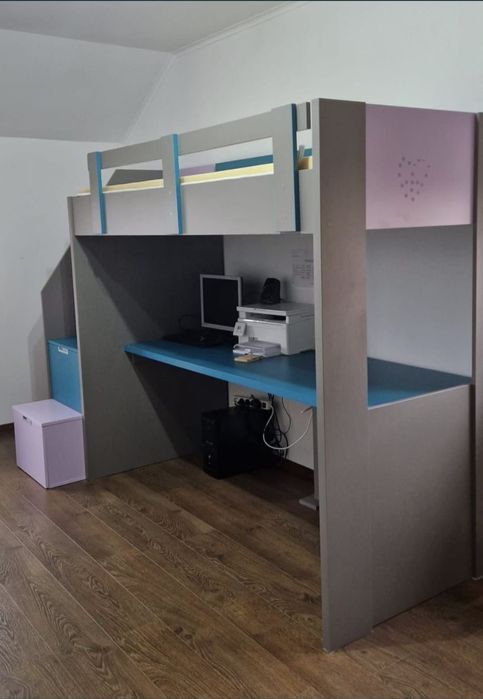 Pat supraetajat cu sertare și birou