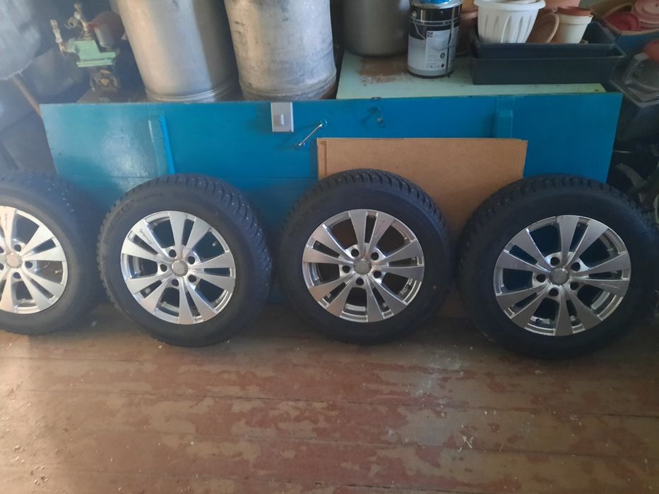 Продам комплект зимней резины с дисками