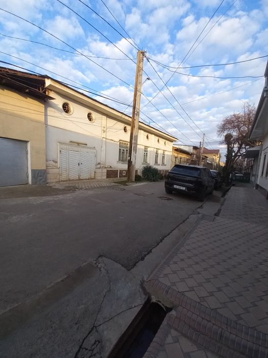 Qazi mahalla 5.8-sotok 2ta fasadi bor 17-metrli va 18-metr