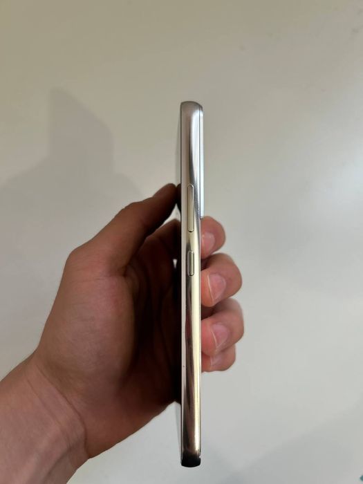 Продаю Самсунг S22 в идеальном состоянии.