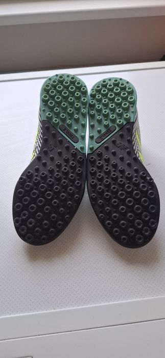 Детски футболни стоножки New balance Tekela V4