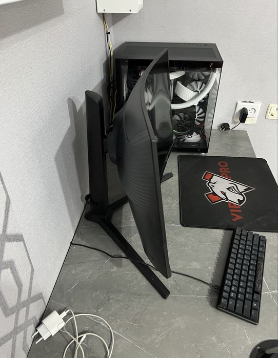 Монитор Samsung Odyssey G7 240 hz