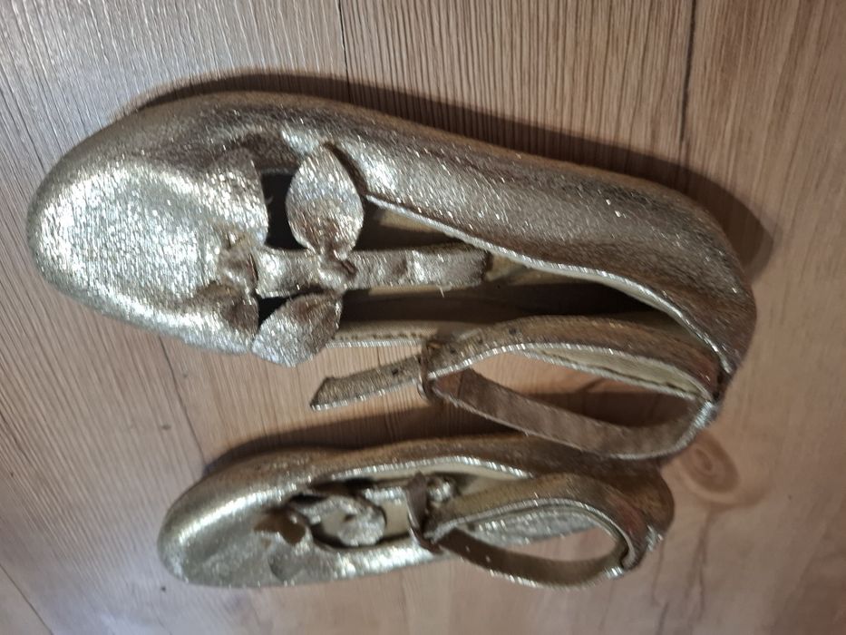 Туфли для девочки золотистого цвета.