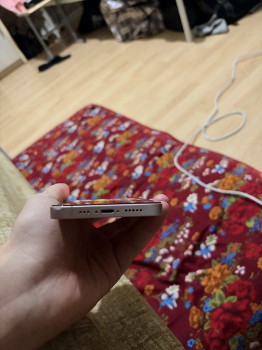 Айфон 13 в розовом цвете