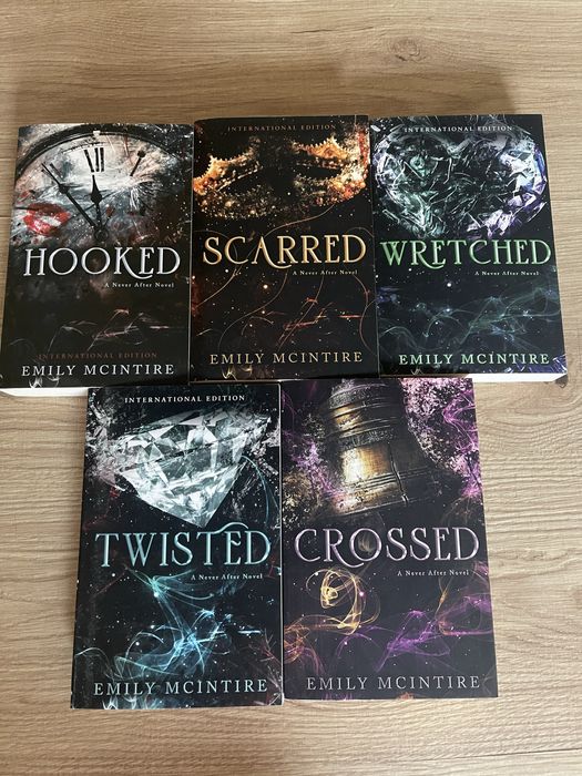 Книги на английски - Hooked, Fourth Wing, Chestnut Springs