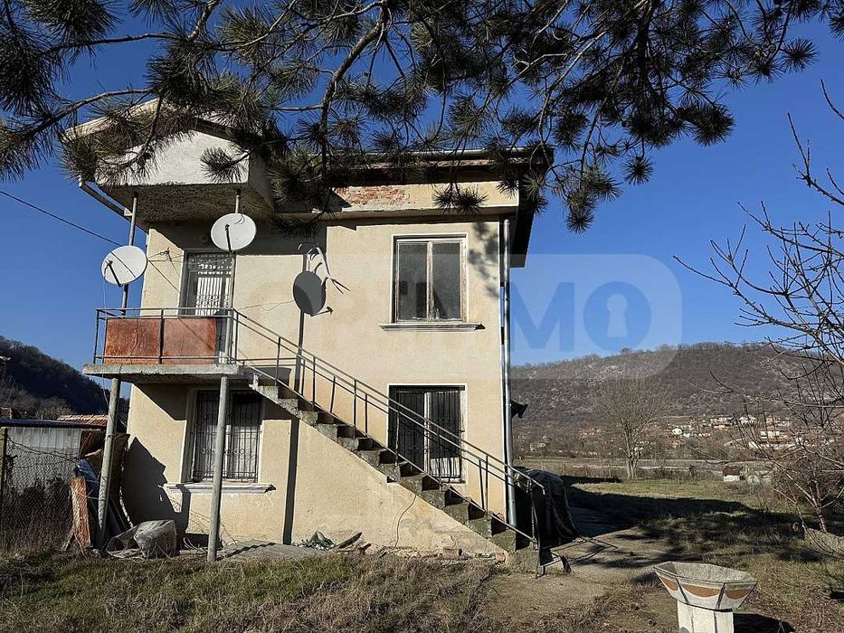 Просторна къща в село Сваленик