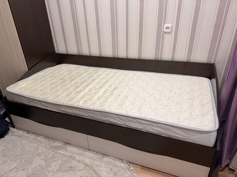 Продам кровать с матрасом