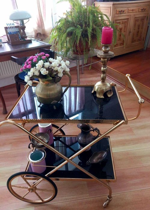 Количка за сервиране, масичка с табуретки, нож - кортик