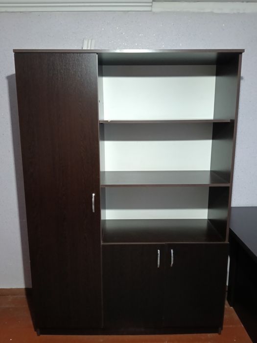 Ofisniy mebel deyarli yangi