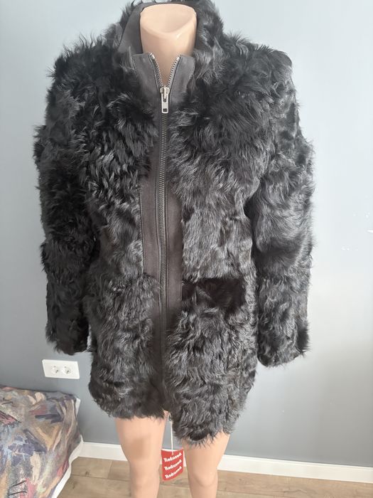 Haina blană (berbec) pentru femei. Culoarea neagra, marimea38(M).