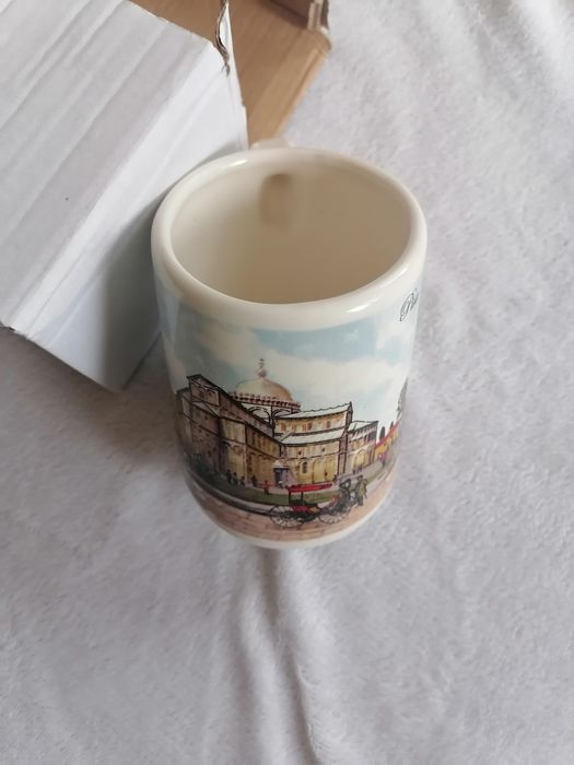 Нова чаша от Пиза, наклонена