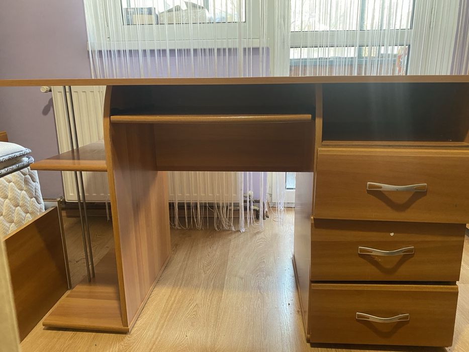 Birou din PAL, foarte spațios și stabil.