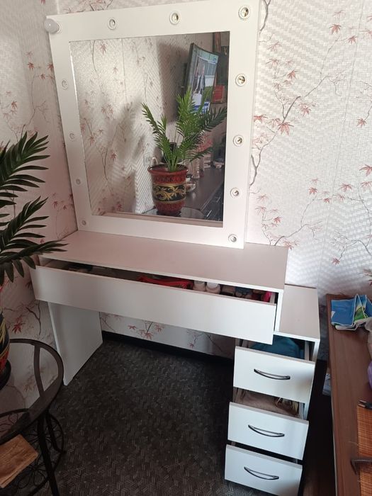 Продам столик трюмо.