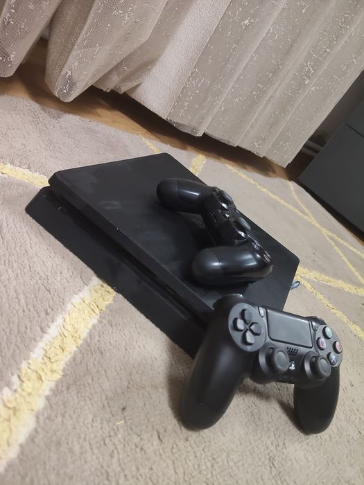 Vand ps4 slim 800 lei negociabil