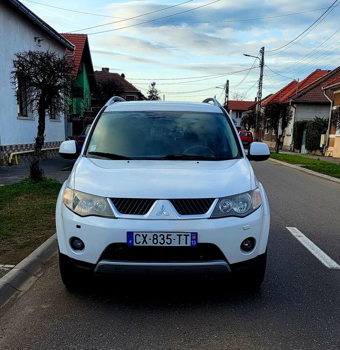 Mitsubishi Qutlender 4×4   7 Locuri