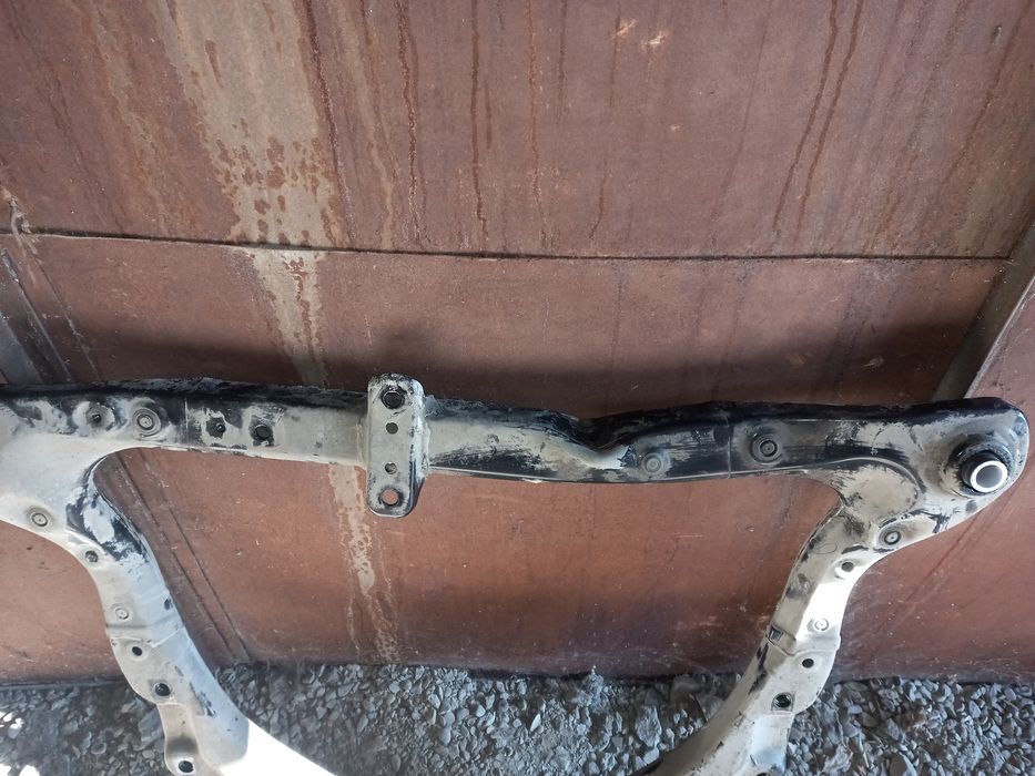 Передняя балка  на тойота камри