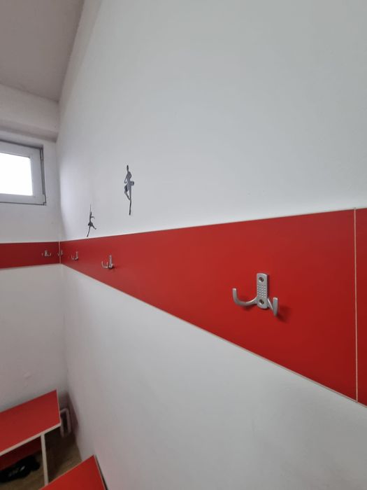 Vând băncuțe și cuiere de vestiar