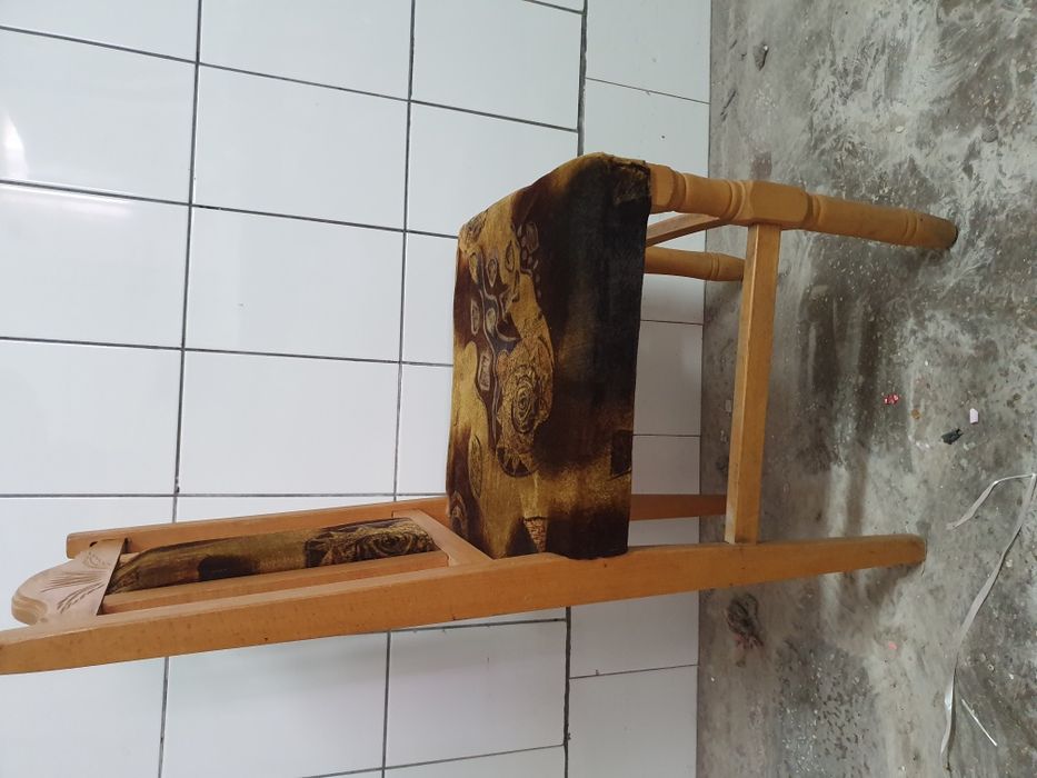 Scaun tapitat lemn masiv