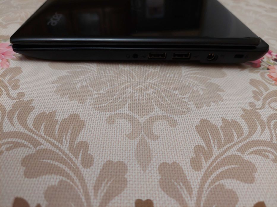 Лаптоп Acer Aspire One 756-877 с предпазен калъф