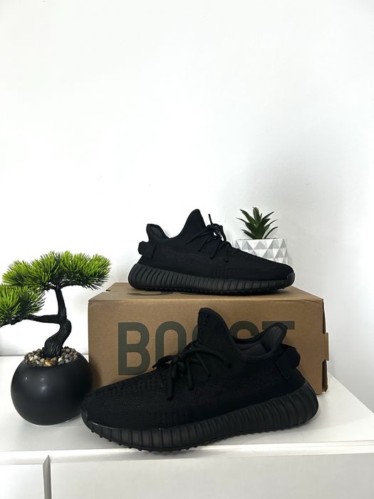 Yeezy 350 V2 Onyx marimea 42