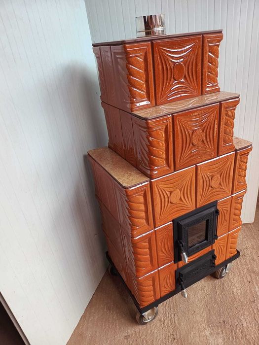 Semineu din teracota de culoarea alun cu usa cu geam