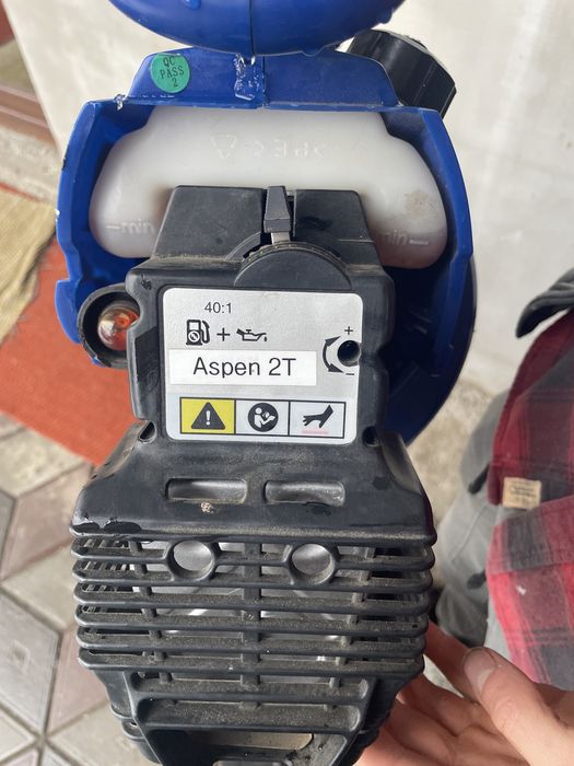 Suflator aspirator frunze pe benzina