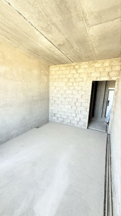 1 комнаталы черновой үй сатылады.