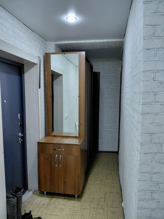 Продам мебель: шкаф  и стол.