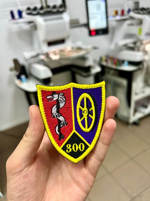 Embleme militare sau custom la comanda