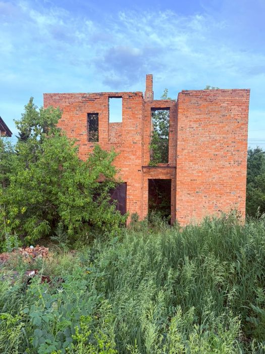Продам участок с недостроенным помещением
