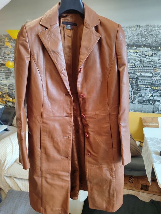 Дамско манто от естествена кожа.Закупепо от Zara (Гърция). Размер M, дължина 94см.
