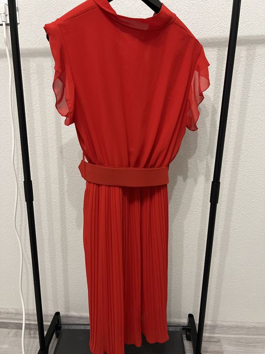 Червена елегантна рокля с колан