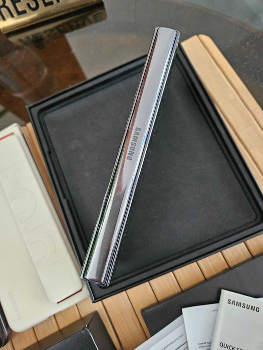 Samsung Galaxy Z Fold4 (не работещ вътрешен дисплей)