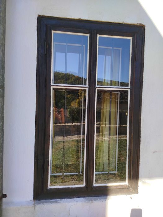 Дървена дограма с двойни прозорци, без каси, преграда за тераса.