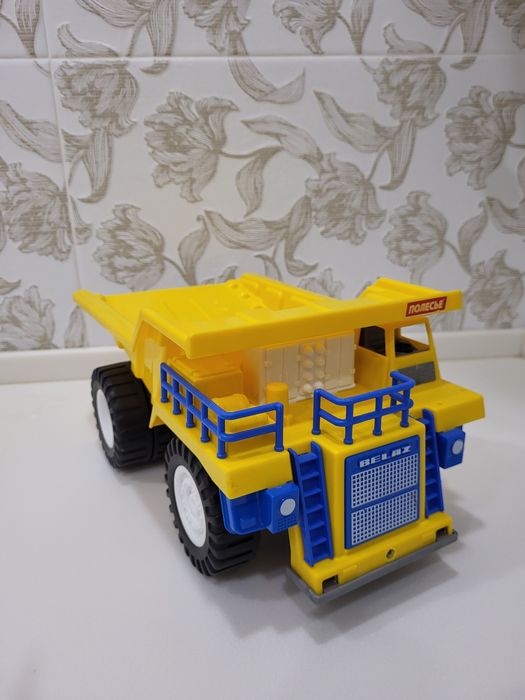 Игирушка Белаз в отличном состоянии.