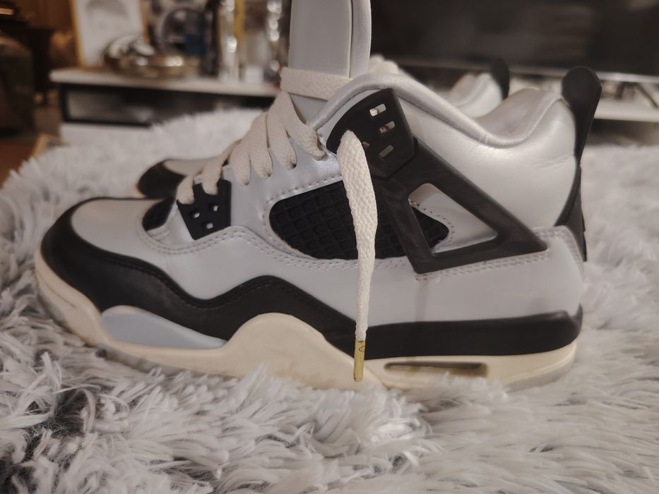Jordan 4 Retro Platinum Gold