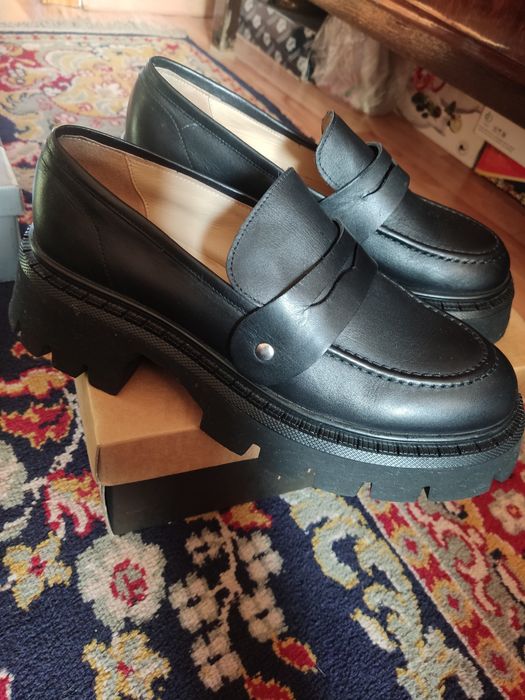 Продам лоферы и туфли
